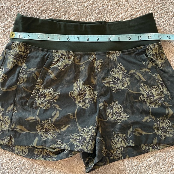 Athleta Trekkie North Printed High Waist Olive Green/Black Shorts, Floral, Sz 4 - Picture 10 of 13